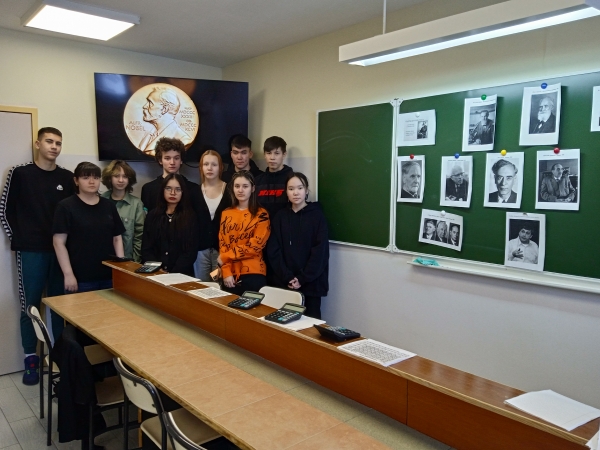 Классный час «Нам есть кем гордиться, нам есть что любить» 